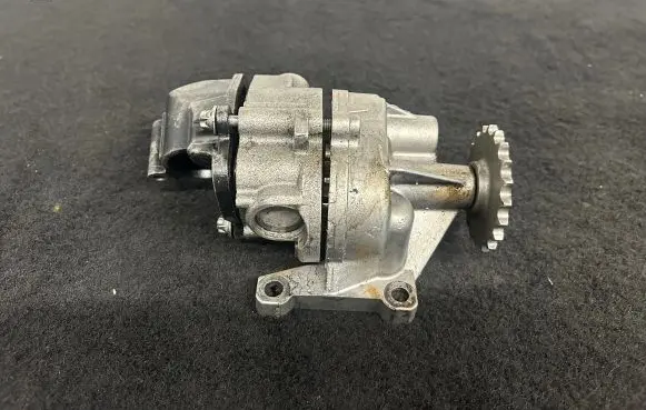 Mercedes-Benz E W211 Oil pump 6111810201