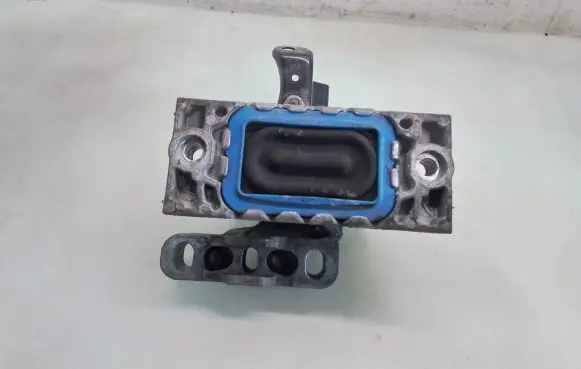 Volkswagen PASSAT B6 Engine mount bracket