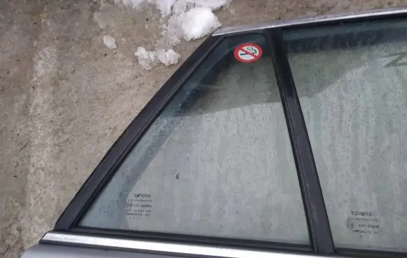 Toyota Avensis T270 Rear vent window glass 