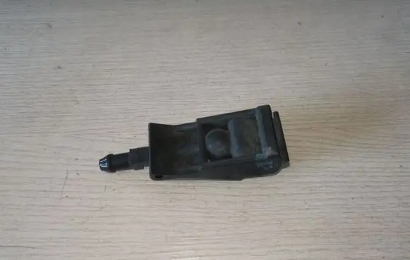 Volkswagen PASSAT B5.5 Windshield washer spray nozzle 