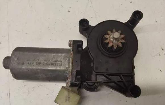 Mercedes-Benz E W210 Front door window regulator motor 0130821709