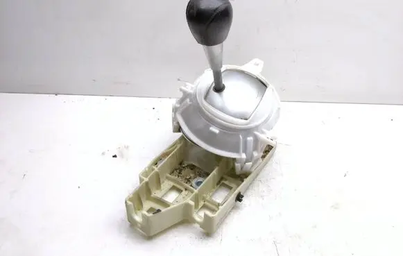 Volvo S60 Gear shifter/selector 8677048
