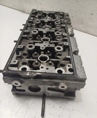 Volkswagen PASSAT B8 Engine head 04L103373E