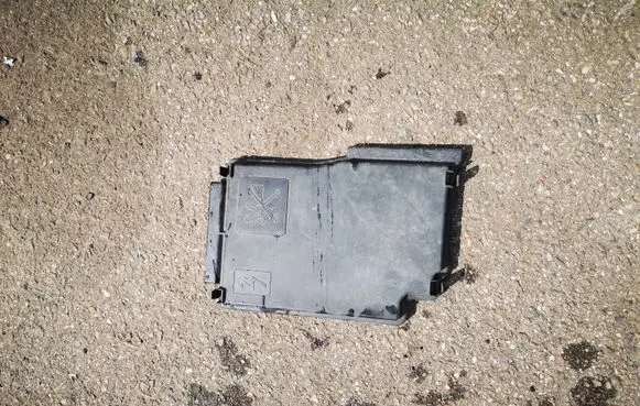 Opel Vivaro Fuse box cover 243121532R 93452998