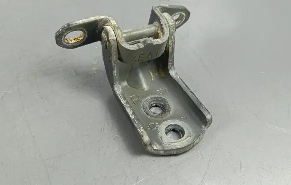 Nissan Qashqai Front door lower hinge 