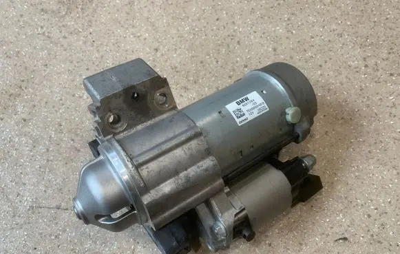 BMW 5 G30 G31 Starter motor 8687064