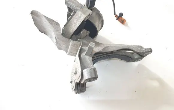 Engine mounting bracket