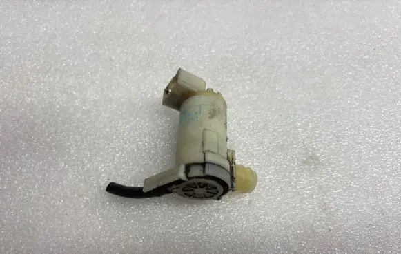 Nissan X-Trail T30 Windscreen/windshield washer pump 2224624A MC212 2261