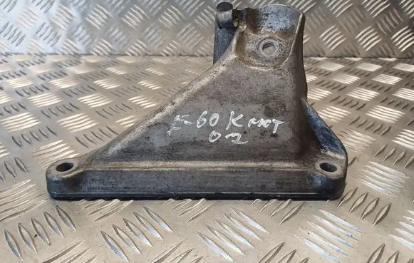 Engine mounting bracket