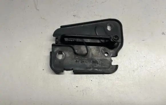 Audi A3 S3 8V Engine bonnet/hood lock/latch loop/hook 8V0823185B