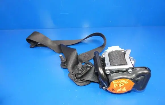 Mercedes-Benz GLA W156 Front seatbelt