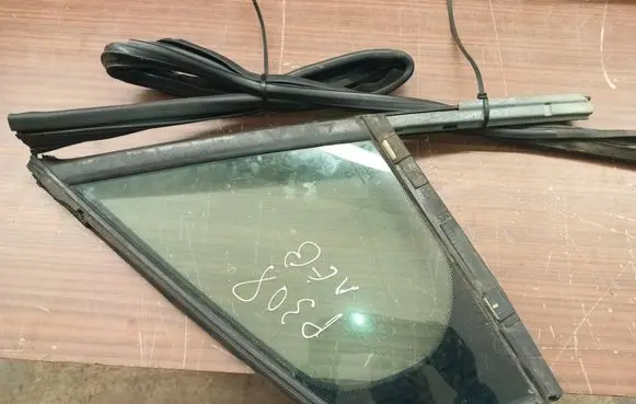 Peugeot 308 Front door vent window glass four-door 