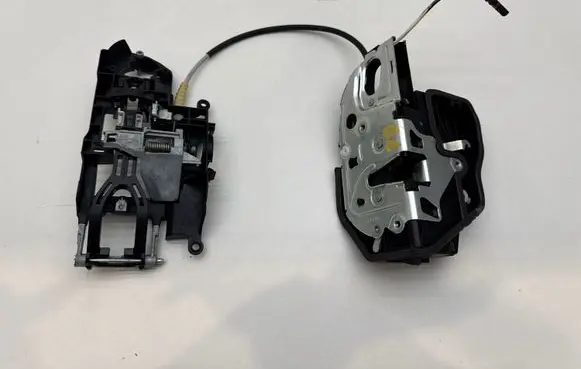 BMW 5 F10 F11 Front door lock 7185692