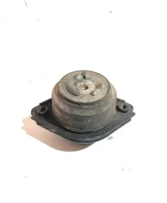 Engine mount vacuum valve