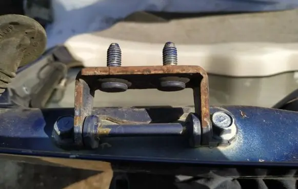 Subaru Impreza I Tailgate/trunk/boot hinge