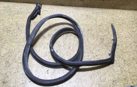 Mercedes-Benz E W124 Front door rubber seal 