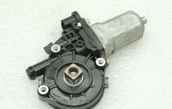 Suzuki Grand Vitara II Front door window regulator motor 8340165J00 8343065J00