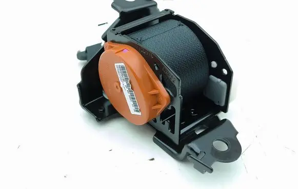 Suzuki Vitara (LY) Middle seatbelt (rear) 1114688 A2M02L