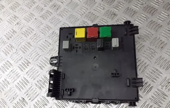 Opel Vectra C Fuse box cover 13189921