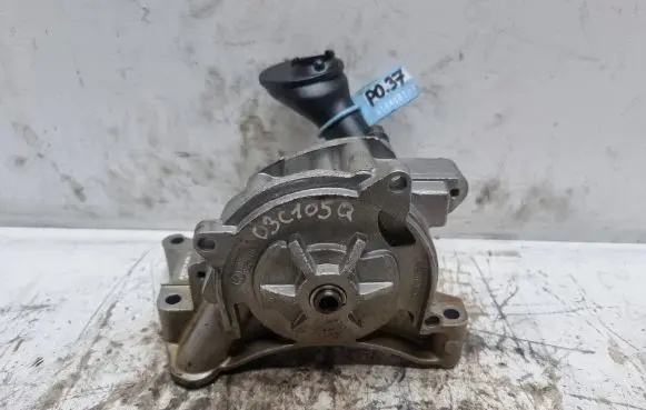 Volkswagen Golf VI Oil pump 03C105Q