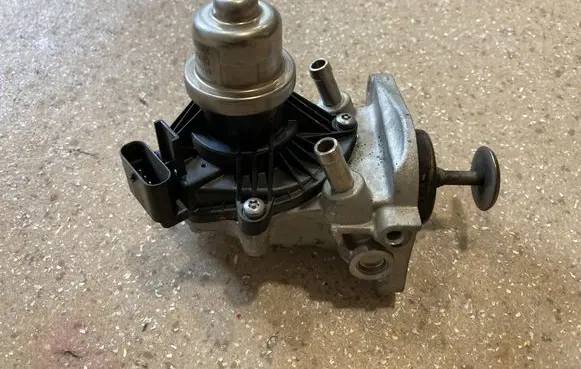 BMW 1 F40 EGR valve 8513132