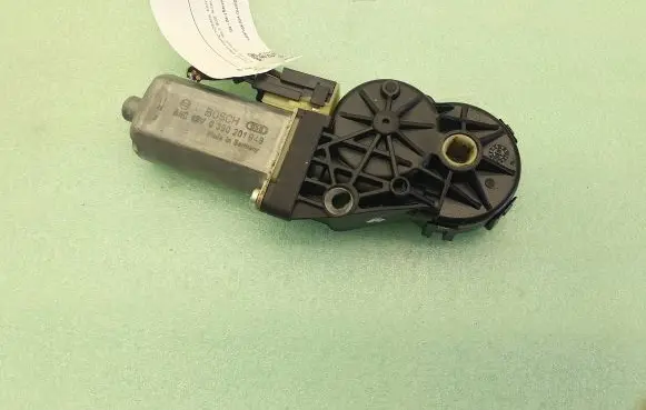 Volkswagen Touareg I Seat adjustment motor 8D0959761E 0390201948