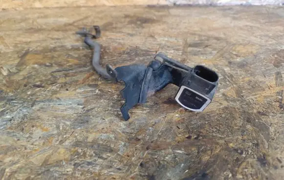 Headlight/headlamp level sensor