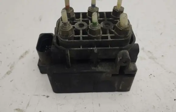 Mercedes-Benz S W221 Air suspension control unit module (rear) A2513200058