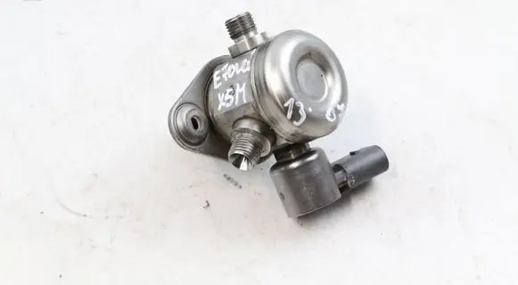 BMW X5M E70 Fuel injection high pressure pump 7595339 13517595339
