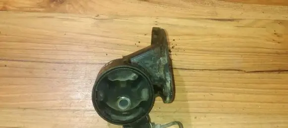 Hyundai Accent Engine mount bracket