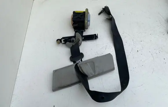Toyota Avensis T250 Front seatbelt 064599
