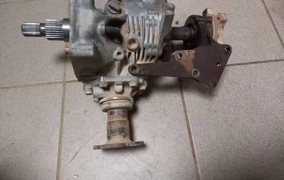 Nissan X-Trail T30 Gearbox transfer box case 8H513