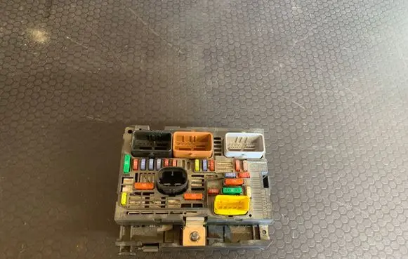 Peugeot 5008 Fuse module 9807028580