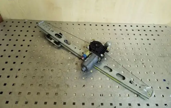 Mercedes-Benz ML W163 Rear door window regulator motor 9137041093 119016100