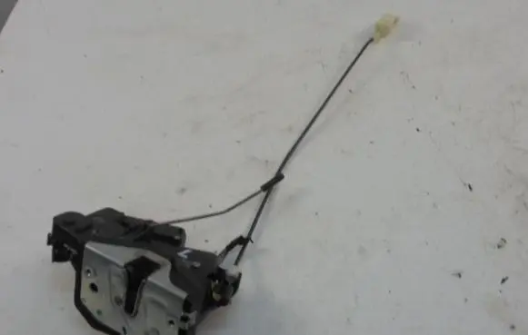 BMW 3 E46 Front door lock 8213797