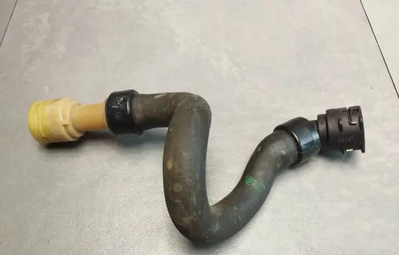 Opel Insignia A Engine coolant pipe/hose 13388318 565563897