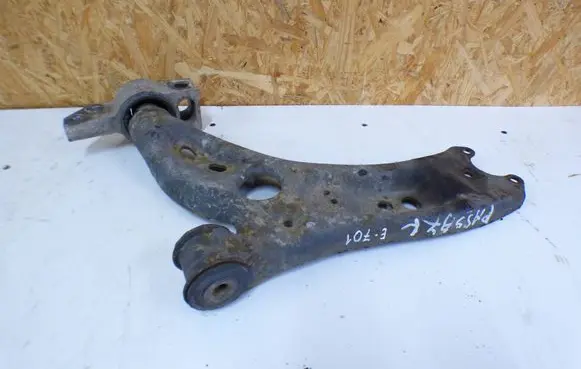 Volkswagen PASSAT B7 Front lower control arm/wishbone 