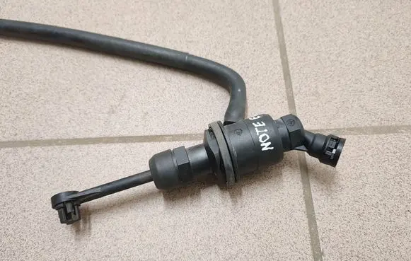 Nissan Note (E11) Clutch master cylinder 306109U100