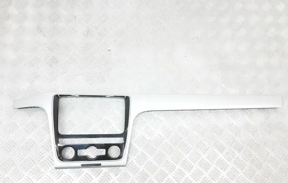 Volkswagen PASSAT B7 USA Radio/GPS head unit trim 561858336