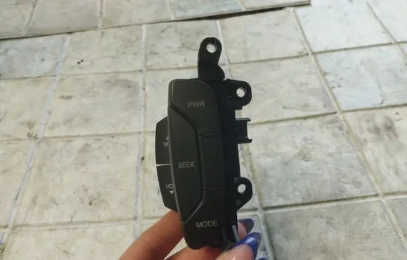 Steering wheel buttons/switches