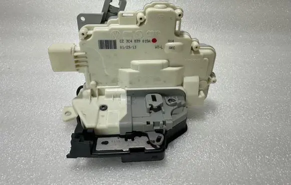 Volkswagen PASSAT B7 Rear door lock 3C4839015A