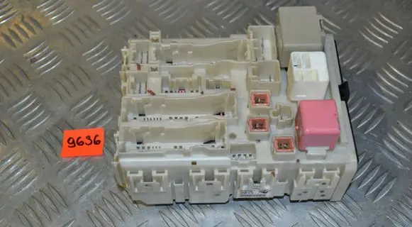 Toyota Auris 150 Fuse module 8273002130A