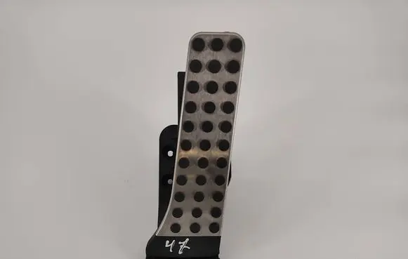 Accelerator throttle pedal