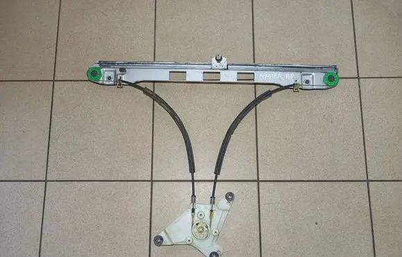 Front window lifting mechanism without motor