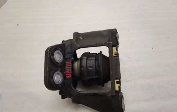 Volvo XC60 Engine mount bracket 32222219