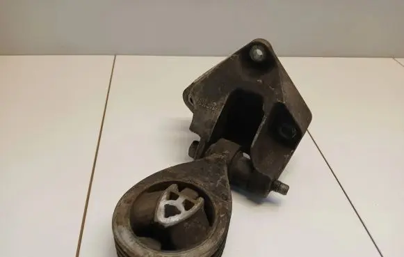 Nissan X-Trail T31 Engine mount bracket 8200277221