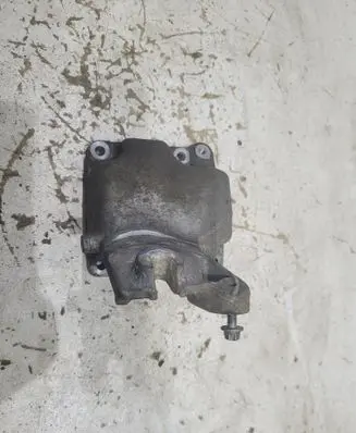Engine mounting bracket