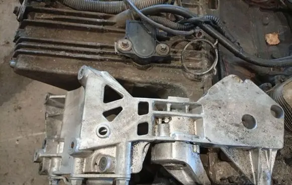 Mercedes-Benz B W245 Engine mounting bracket