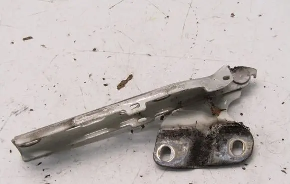 Audi Q3 8U Engine bonnet/hood hinges 8U0823302