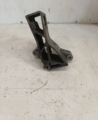 Engine mounting bracket